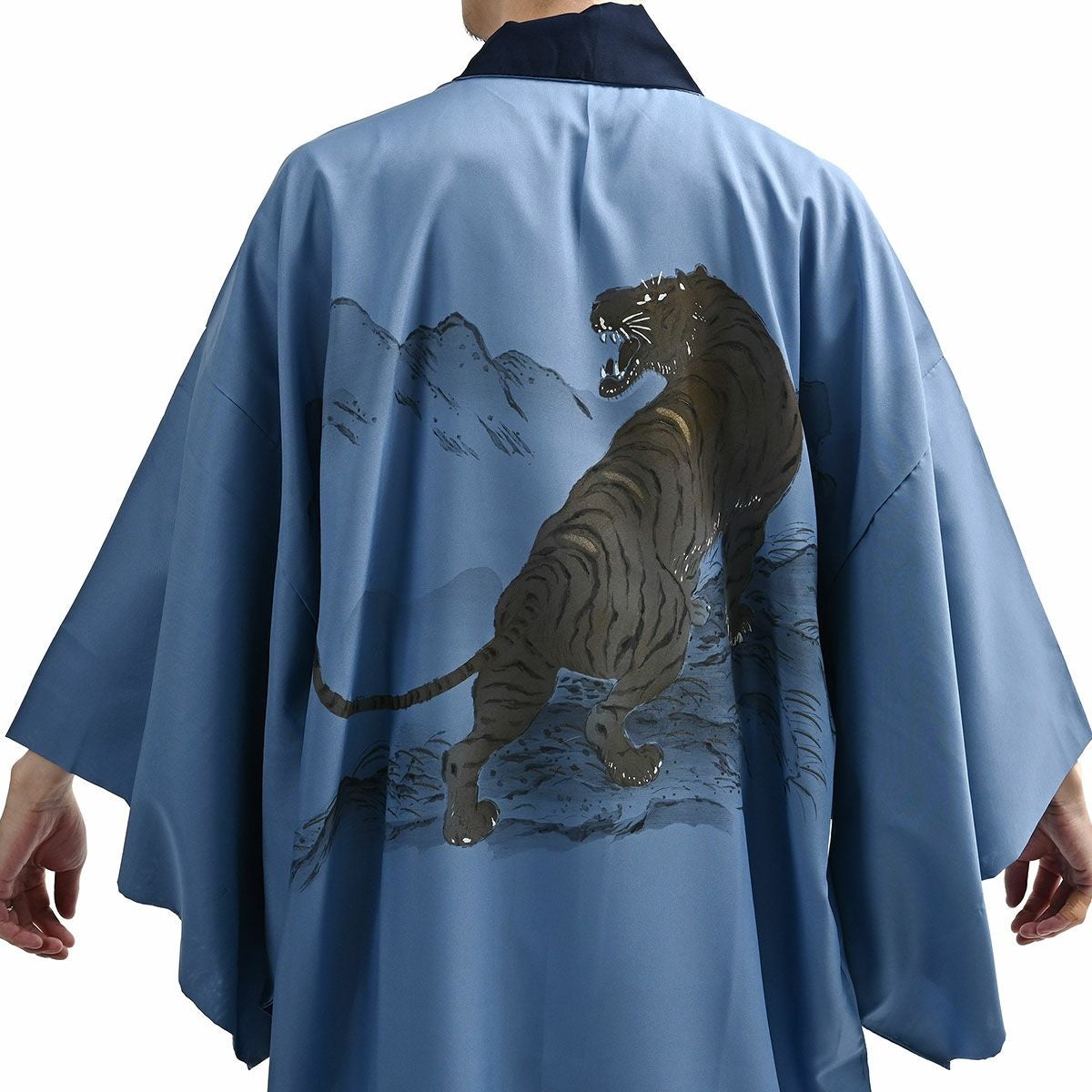 見えない部分にもこだわる裏勝りの長襦袢 紺衿 龍 170cm～180cm前後